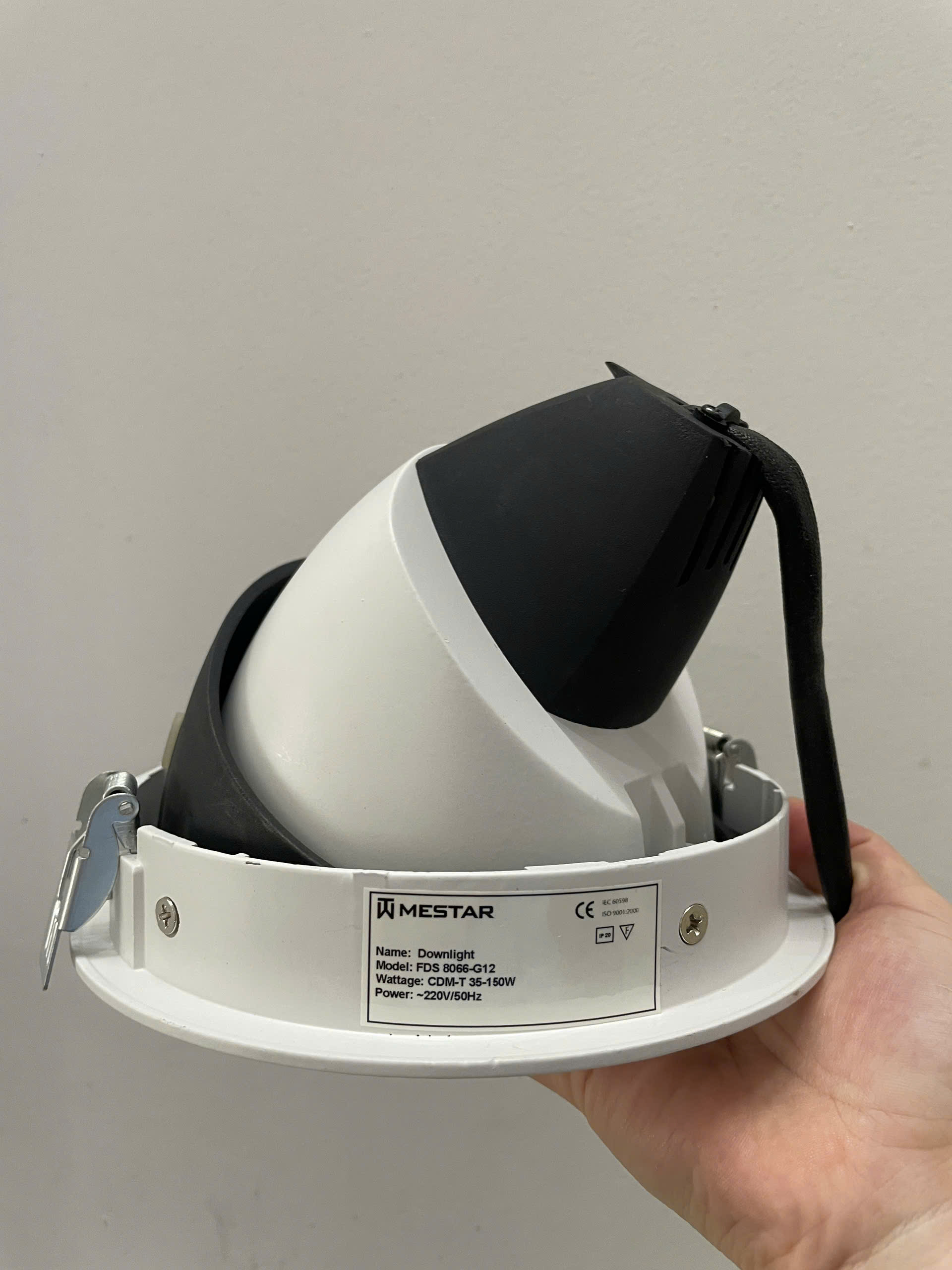 Ứng dụng đèn downlight âm trần Mestar trong showroom