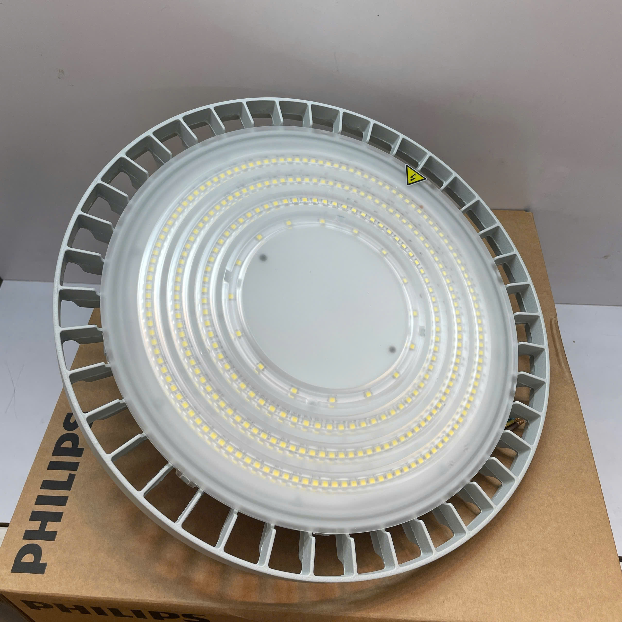 Công suất 135W của Đèn Highbay LED Philips BY518P SE mang lại quang thông 20000lm mạnh mẽ
