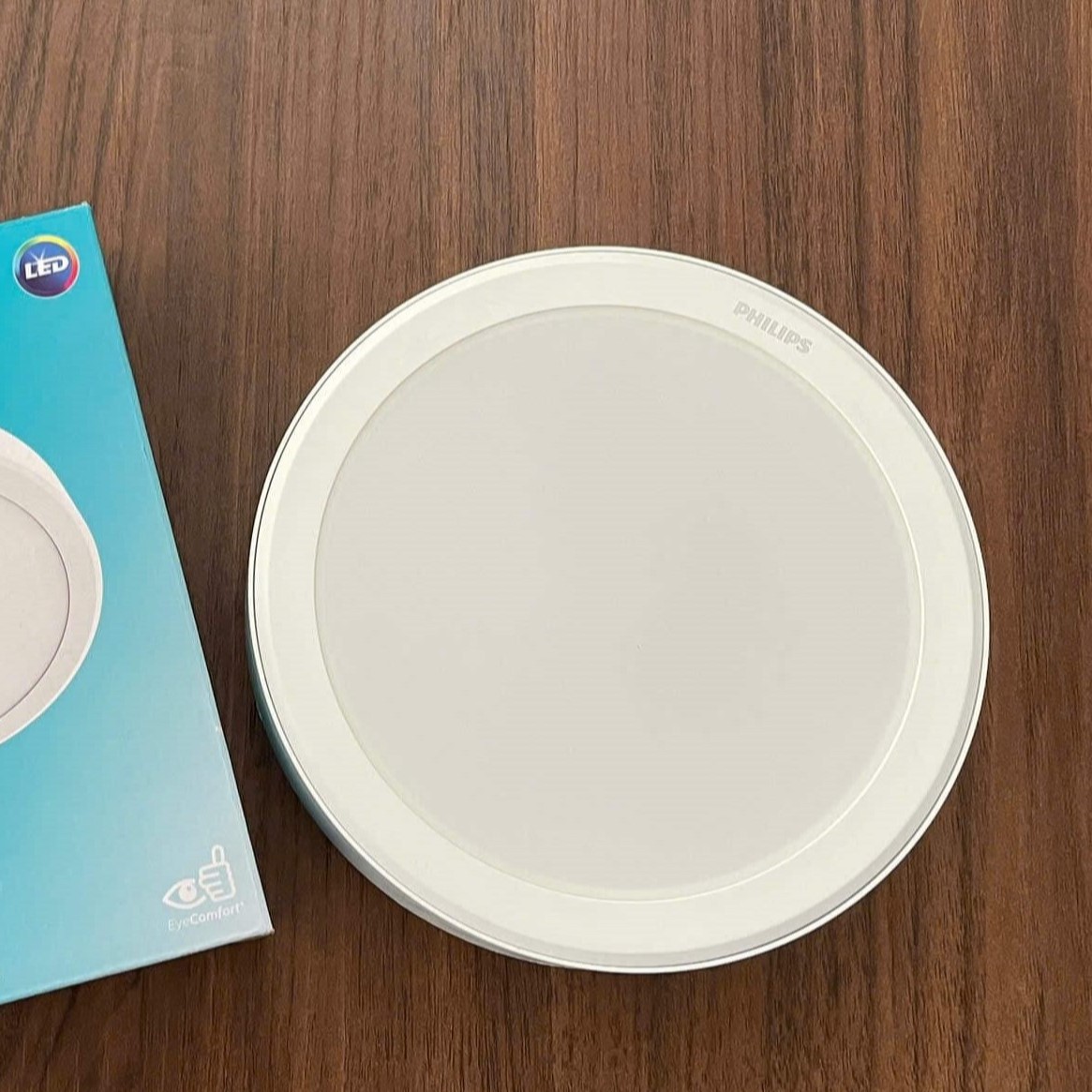 Thiết kế tối giản của đèn ốp trần Philips Eridani