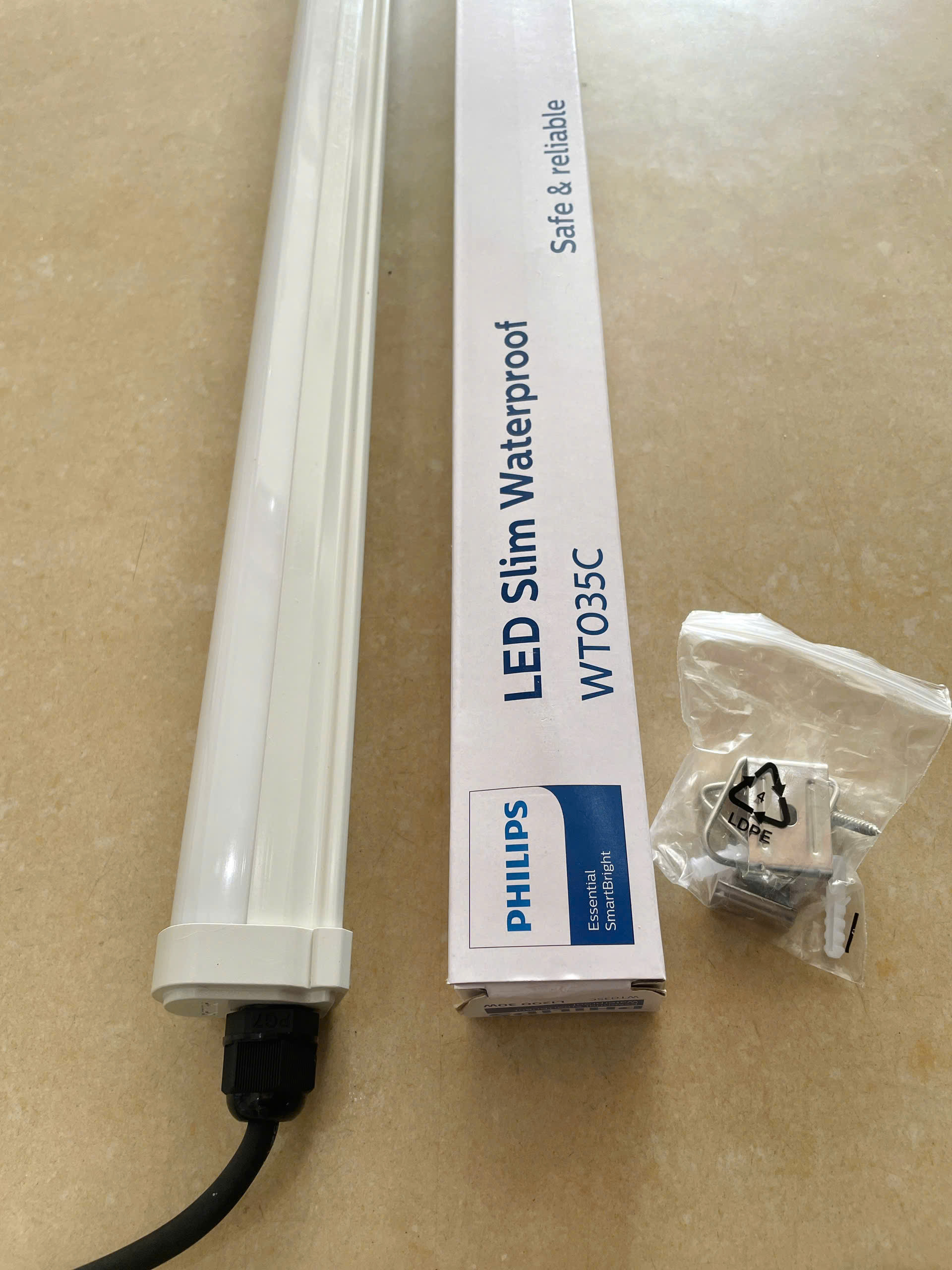 Thiết kế tinh gọn của bộ máng đèn LED chống thấm Philips WT035C 30W
