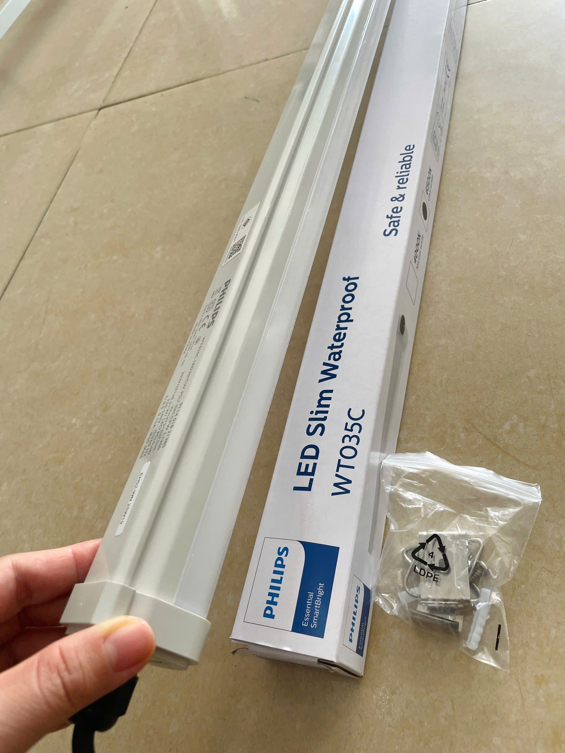 Ứng dụng Bộ máng đèn LED chống thấm Waterproof Philips
