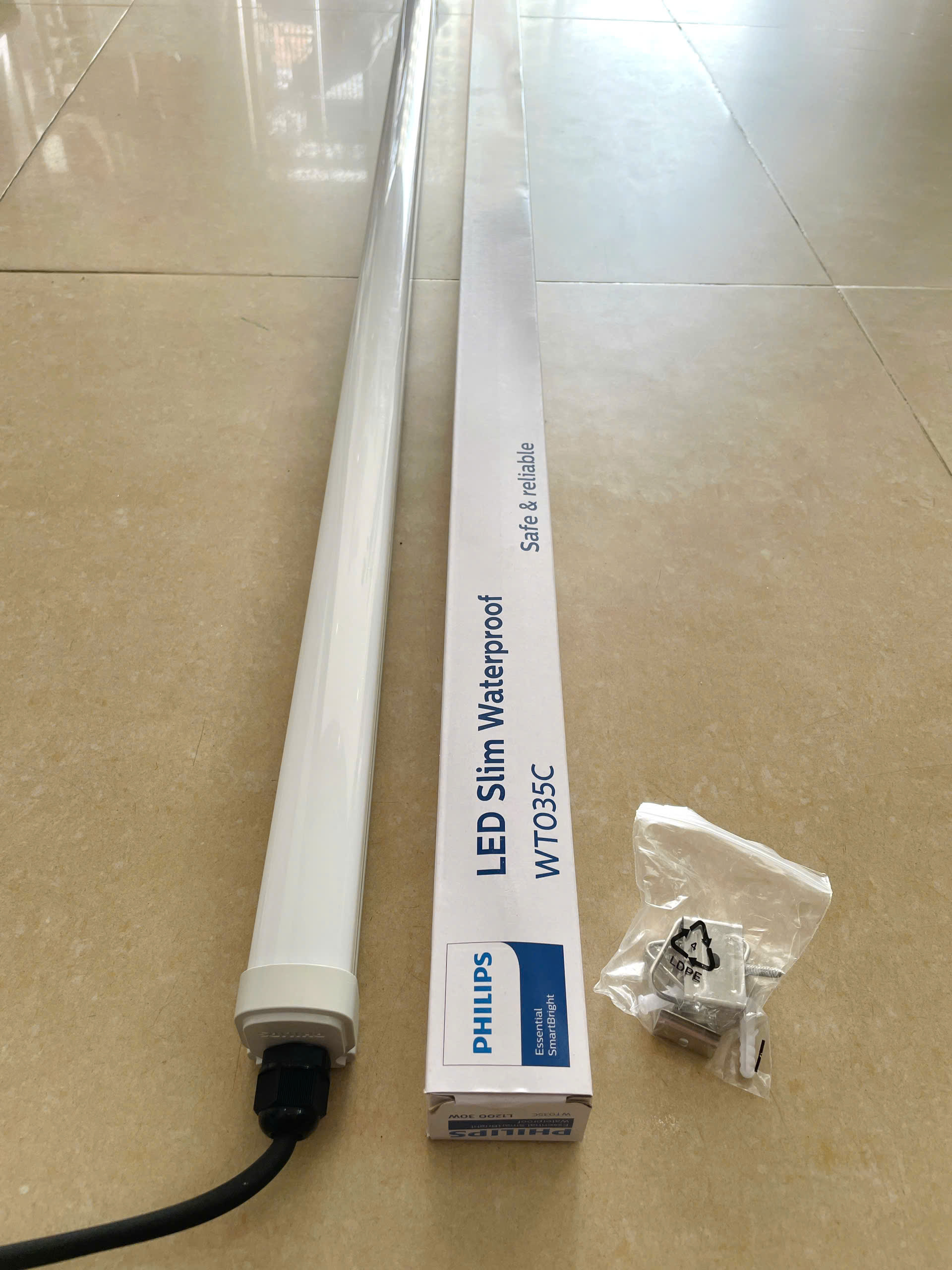 Thiết kế bền bỉ của máng đèn LED chống thấm Philips WT035C