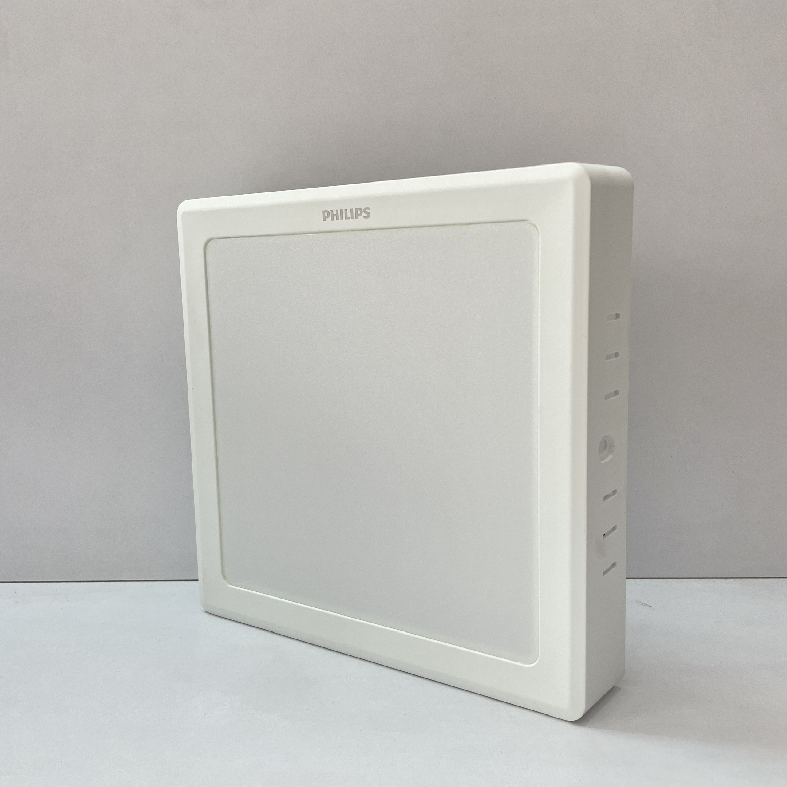 Lắp đặt đèn Led ốp nổi vuông Philips Eridani SQ cho phòng khách