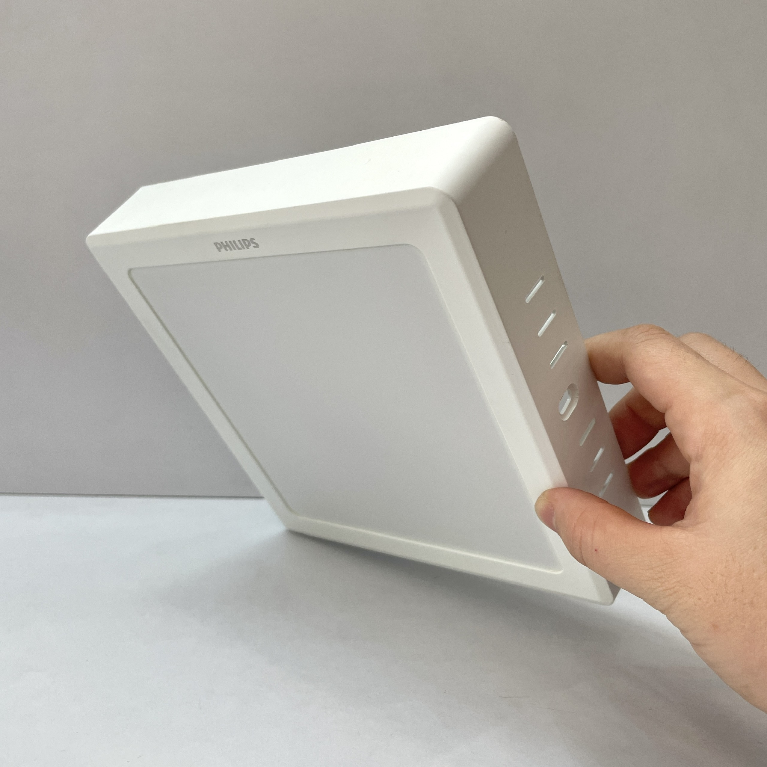 Ánh sáng trắng 6500K từ đèn downlight Philips Eridani