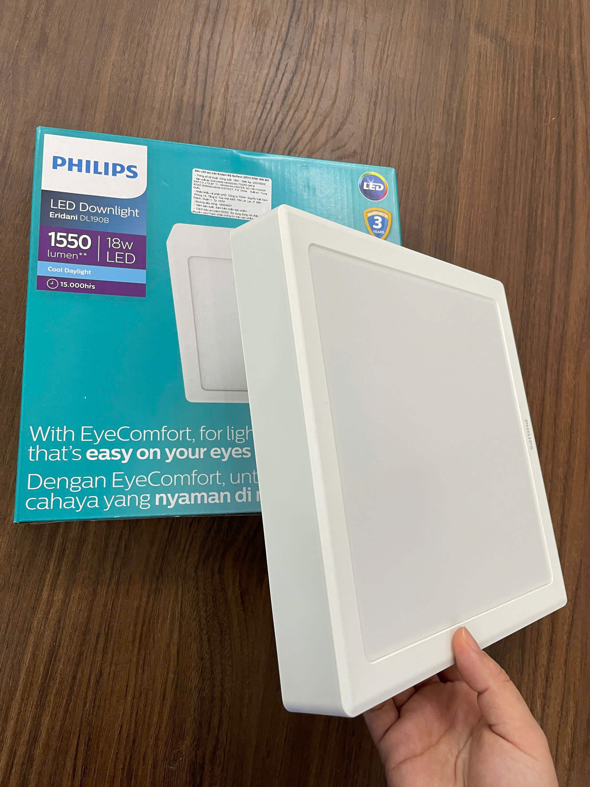 Đèn Led ốp nổi vuông Philips Eridani ứng dụng trong phòng khách