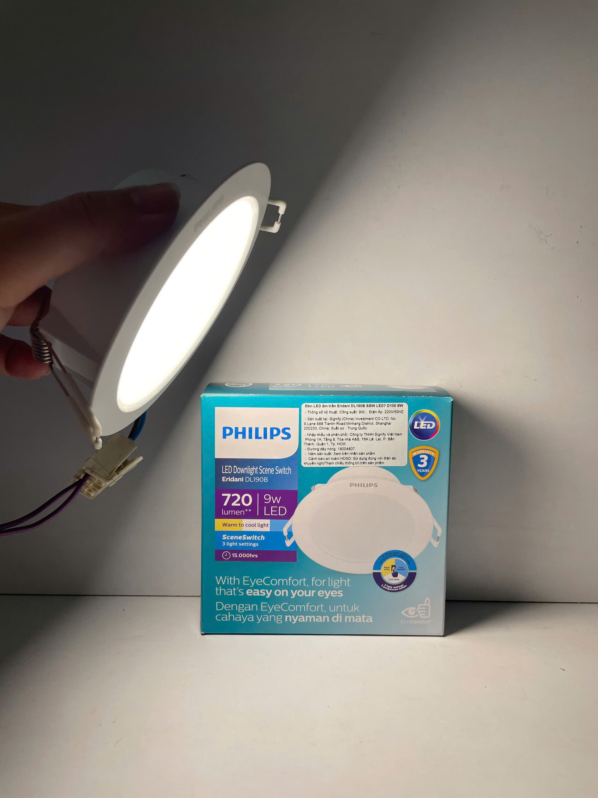 Dieu chinh anh sang den downlight doi mau Philips