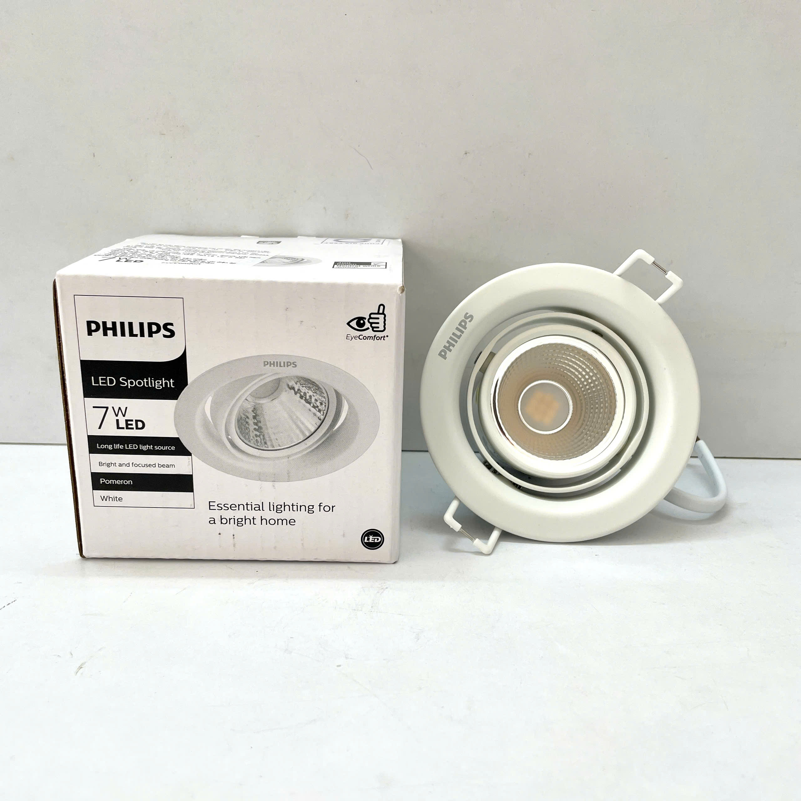 Ánh sáng ấm áp từ Đèn downlight LED âm trần chiếu điểm Philips 59776