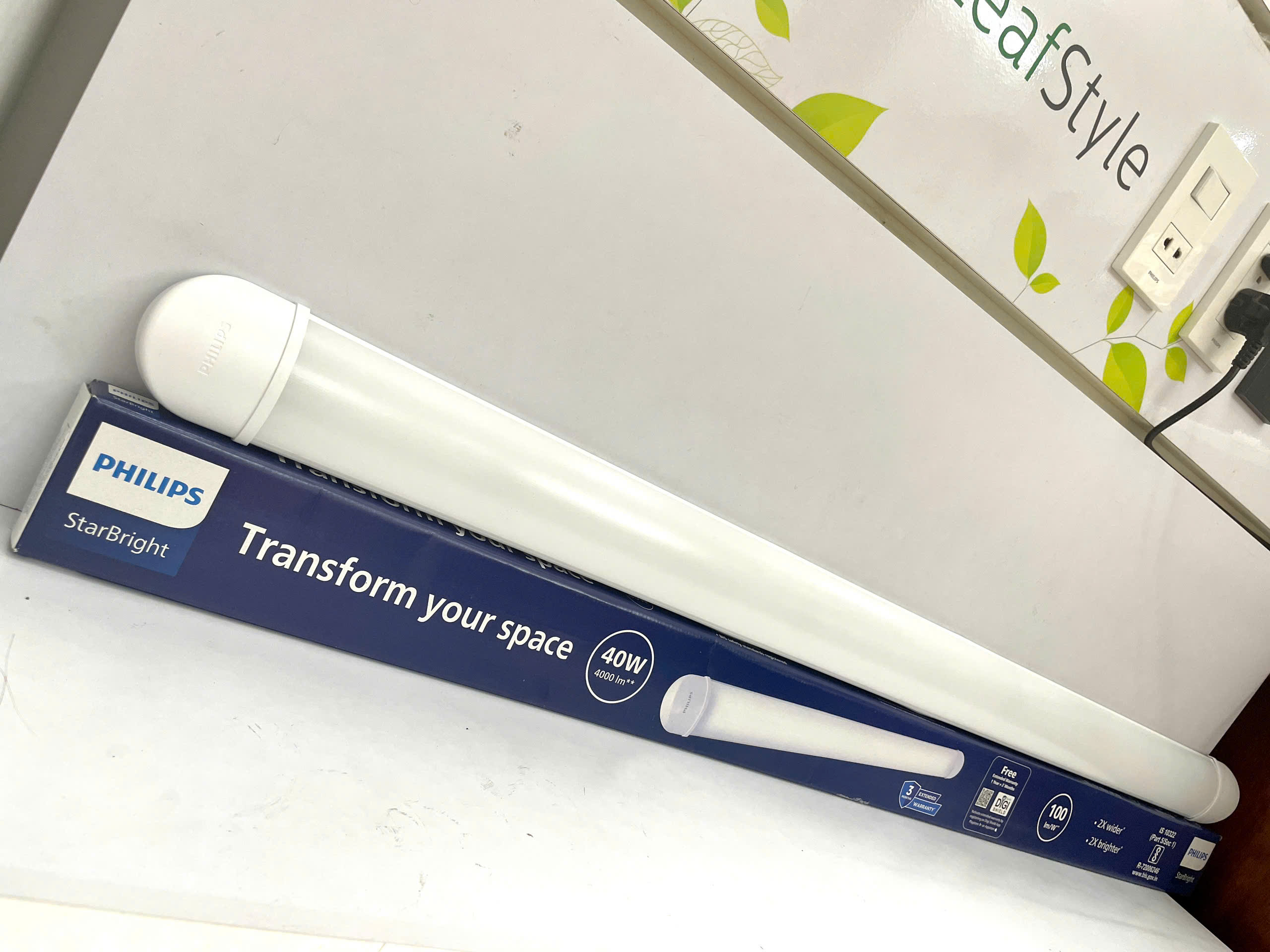 Ánh sáng 6500K từ Máng đèn Led batten bán nguyệt Philips