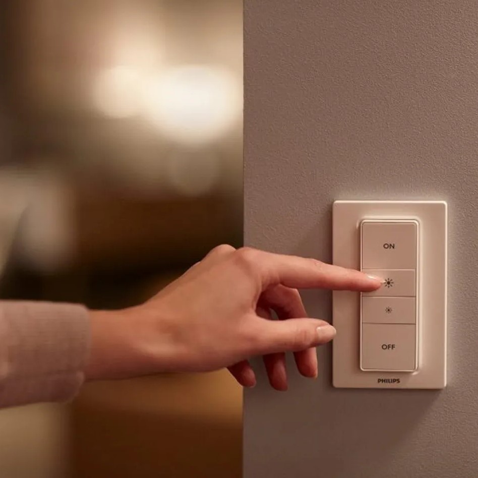 Công tắc thông minh Philips Hue DIM Switch trên tay
