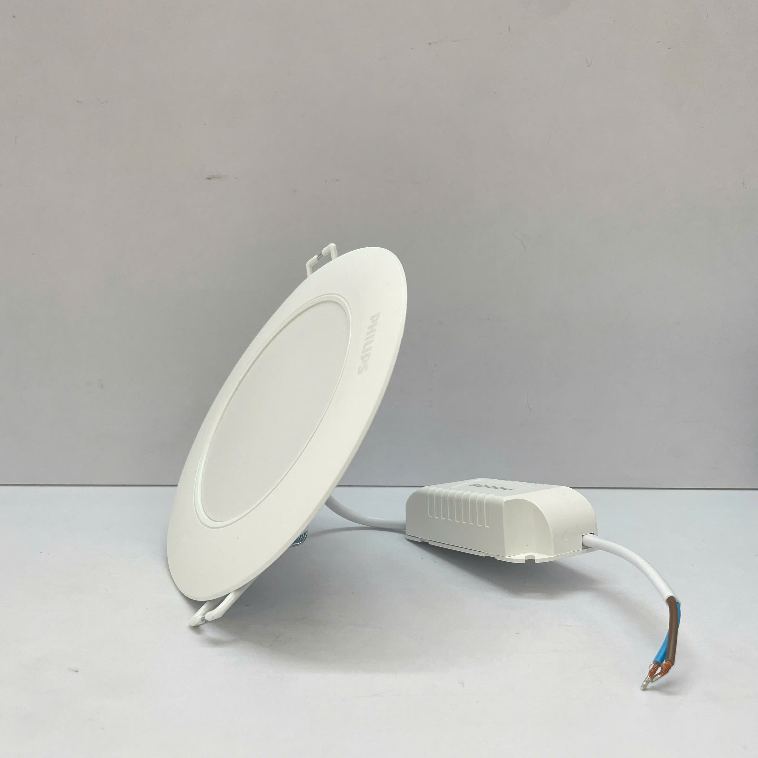 Đèn downlight âm trần siêu mỏng Led Philips Eridani DL190B Slim D100 7W 65K GM 6500K 570lm trong không gian sang trọng