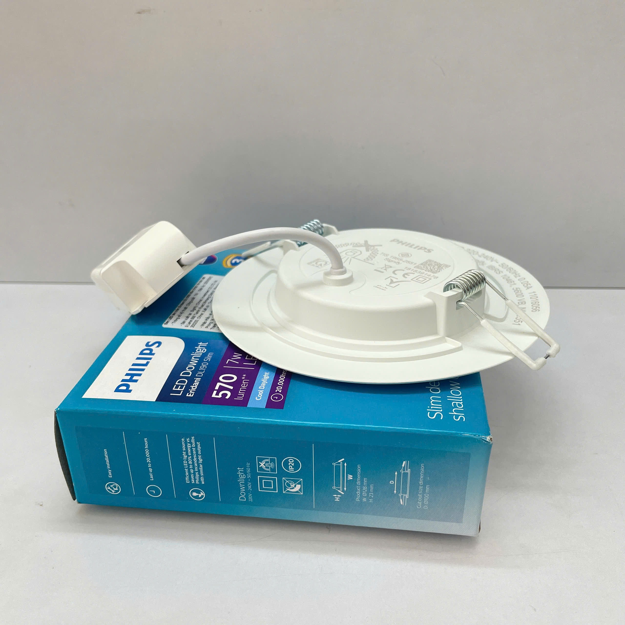 Ánh sáng ấm cúng từ Đèn downlight âm trần siêu mỏng Led Philips Eridani DL190B Slim tạo nên không gian thư giãn.