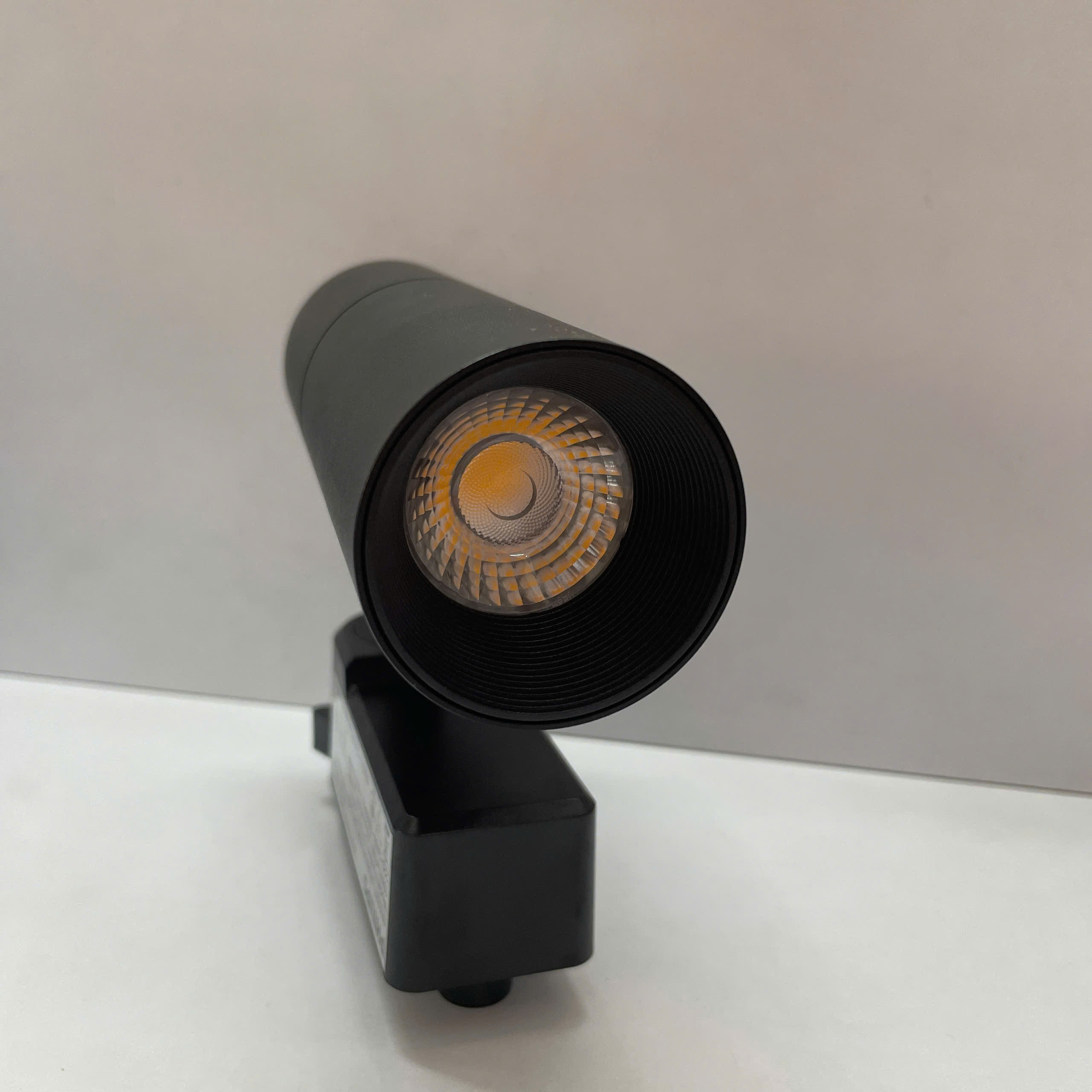 Đèn chiếu điểm Led Philips ST033T nổi bật với hiệu suất ánh sáng vượt trội.