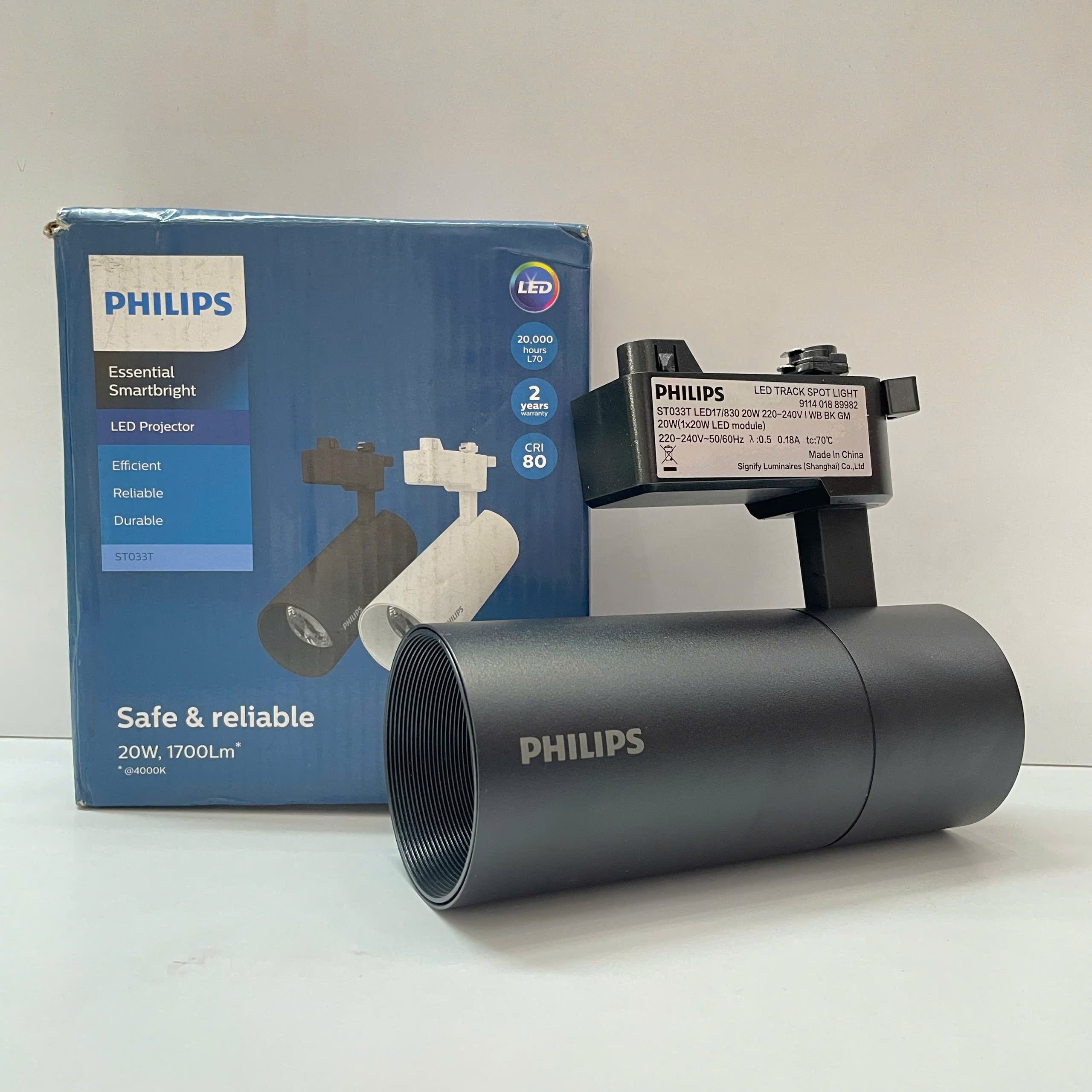 Không gian sang trọng với đèn lắp thanh ray Philips