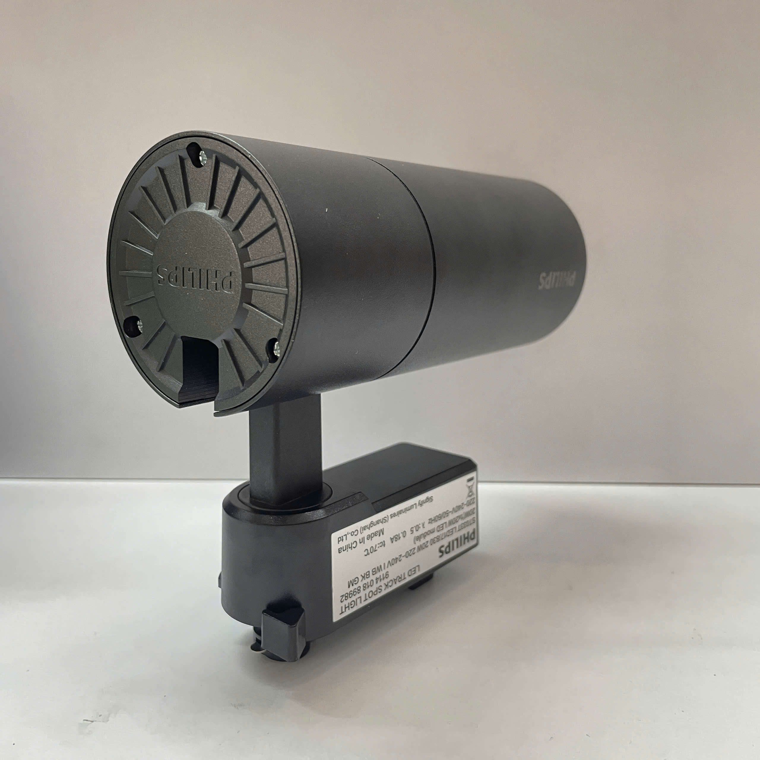 Ứng dụng đèn lắp thanh ray Philips ST033T tạo điểm nhấn