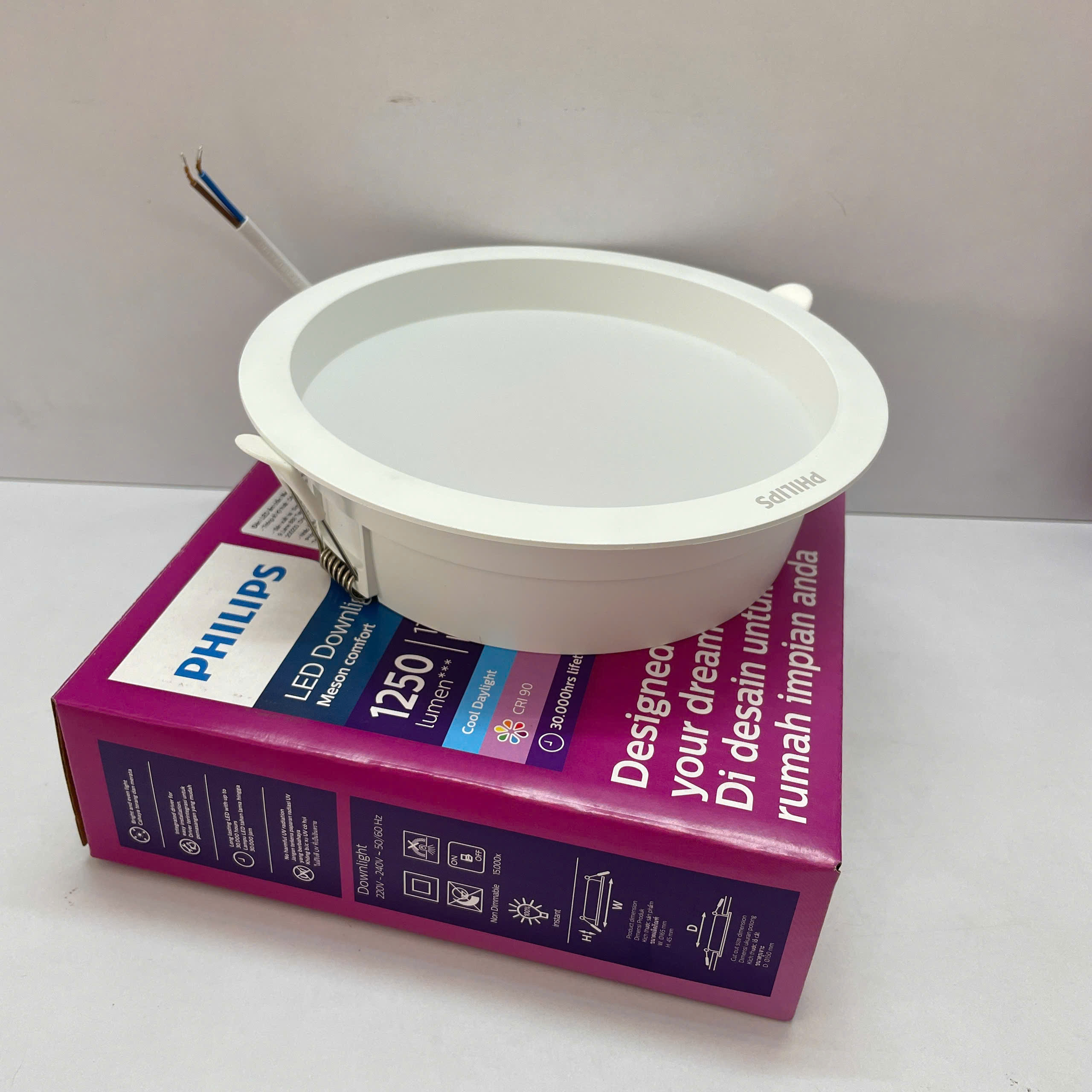 Ánh sáng tinh khiết từ đèn Philips Meson 17W