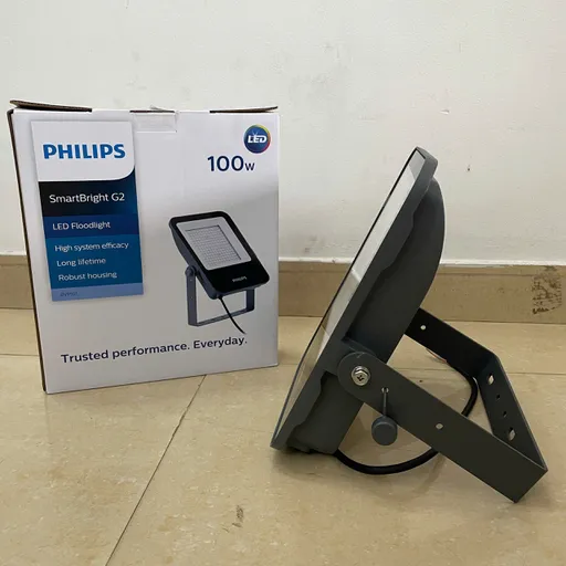 Kiến Tạo Kiệt Tác Ánh Sáng. Khám Phá Đèn Pha LED Ngoài Trời Philips BVP151 100W.