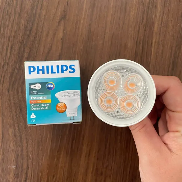 Khám phá sự tinh tế: Đèn âm trần chiếu điểm LED Spotlight Philips Essential – Sắc vàng 2700K hoàn hảo cho không gian đẳng cấp.