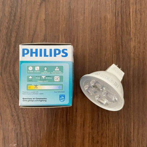 Khám phá sự tinh tế: Đèn âm trần chiếu điểm LED Spotlight Philips Essential – Sắc vàng 2700K hoàn hảo cho không gian đẳng cấp.