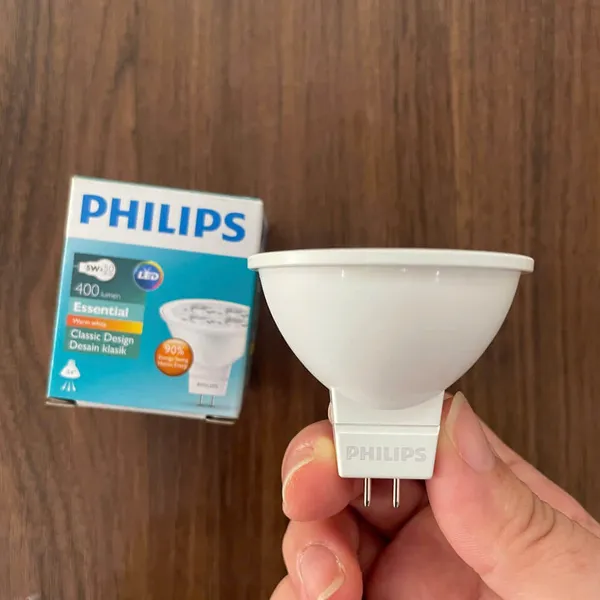 Khám phá sự tinh tế: Đèn âm trần chiếu điểm LED Spotlight Philips Essential – Sắc vàng 2700K hoàn hảo cho không gian đẳng cấp.