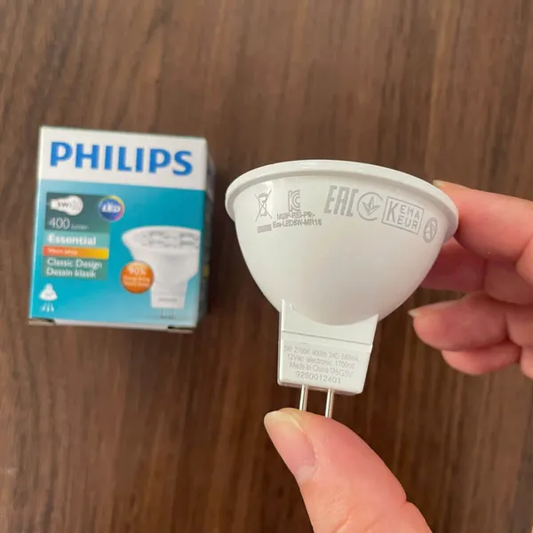 Khám phá sự tinh tế: Đèn âm trần chiếu điểm LED Spotlight Philips Essential – Sắc vàng 2700K hoàn hảo cho không gian đẳng cấp.