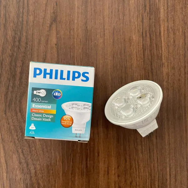 Khám phá sự tinh tế: Đèn âm trần chiếu điểm LED Spotlight Philips Essential – Sắc vàng 2700K hoàn hảo cho không gian đẳng cấp.