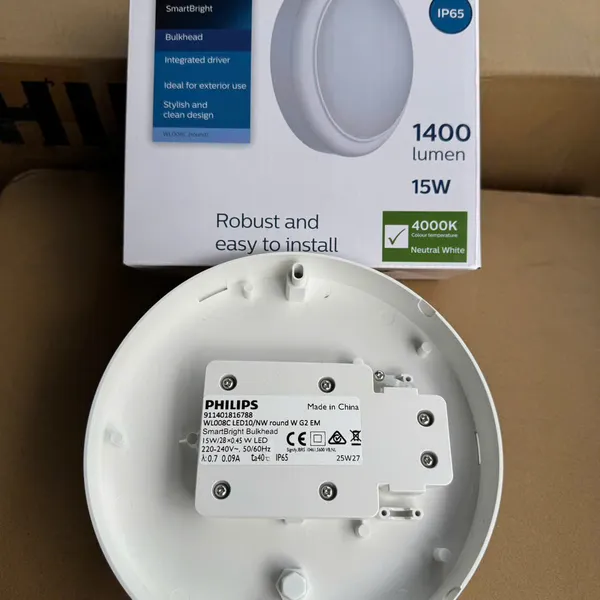 ✨ Ánh Sáng Thuần Khiết. Bền Bỉ Tuyệt Đối. Khám phá ngay Đèn LED ốp trần chống ẩm Philips SmartBright Bulkhead WL008C 15W IP65.