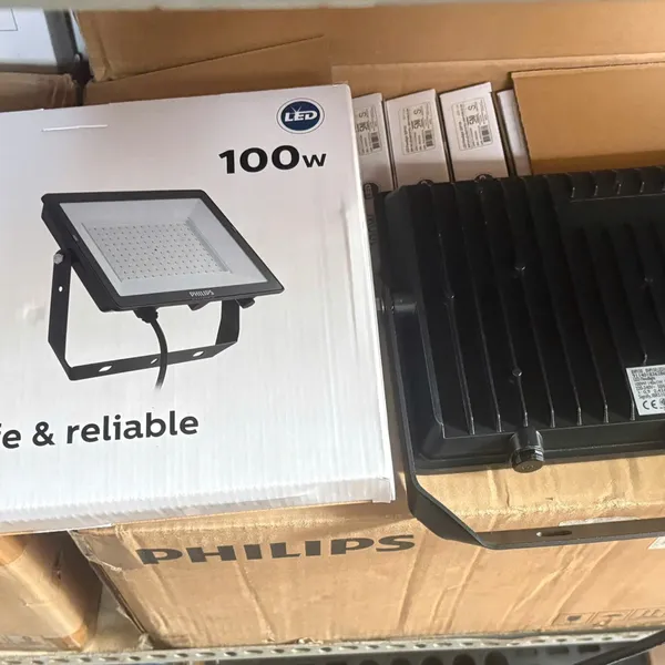✨ Không gian bừng sáng, khoảnh khắc thăng hoa. Khám phá Đèn pha led ngoài trời Floodlight Philips BVP150 LED100/CW PSU 100W SWB G3 GM 6500K IP65.