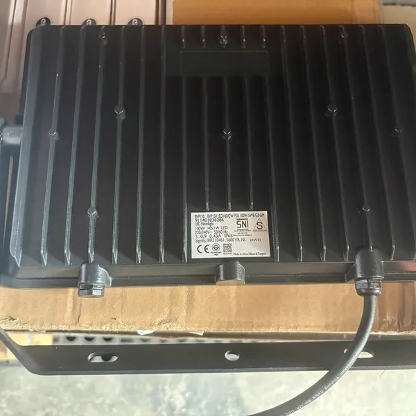 ✨ Không gian bừng sáng, khoảnh khắc thăng hoa. Khám phá Đèn pha led ngoài trời Floodlight Philips BVP150 LED100/CW PSU 100W SWB G3 GM 6500K IP65.