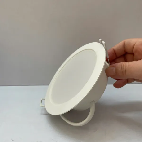 💡 Trải nghiệm Ánh sáng Tinh hoa: Khám phá Đèn downlight âm trần Led Philips Essential SmartBright DN020B G4 LED6/WW 6W 3000K