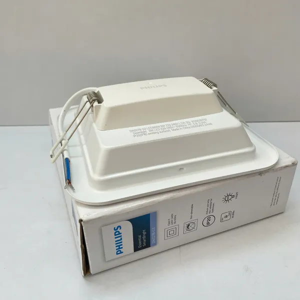 ✨ Trải nghiệm ánh sáng hoàn mỹ | Đèn downlight âm trần vuông Led Philips DN027B G3 9W 4000K. Khám phá ngay!