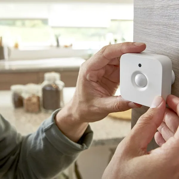 💡 Ánh Sáng Theo Từng Bước Chân. Khám Phá Phụ kiện đèn LED chiếu sáng thông minh Philips Hue - Cảm biến chuyển động Philips Hue Motion Sensor MY-PH-VN