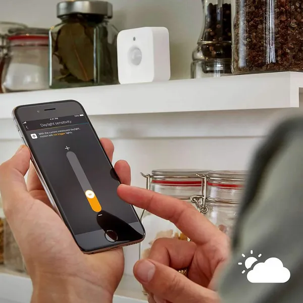 💡 Ánh Sáng Theo Từng Bước Chân. Khám Phá Phụ kiện đèn LED chiếu sáng thông minh Philips Hue - Cảm biến chuyển động Philips Hue Motion Sensor MY-PH-VN