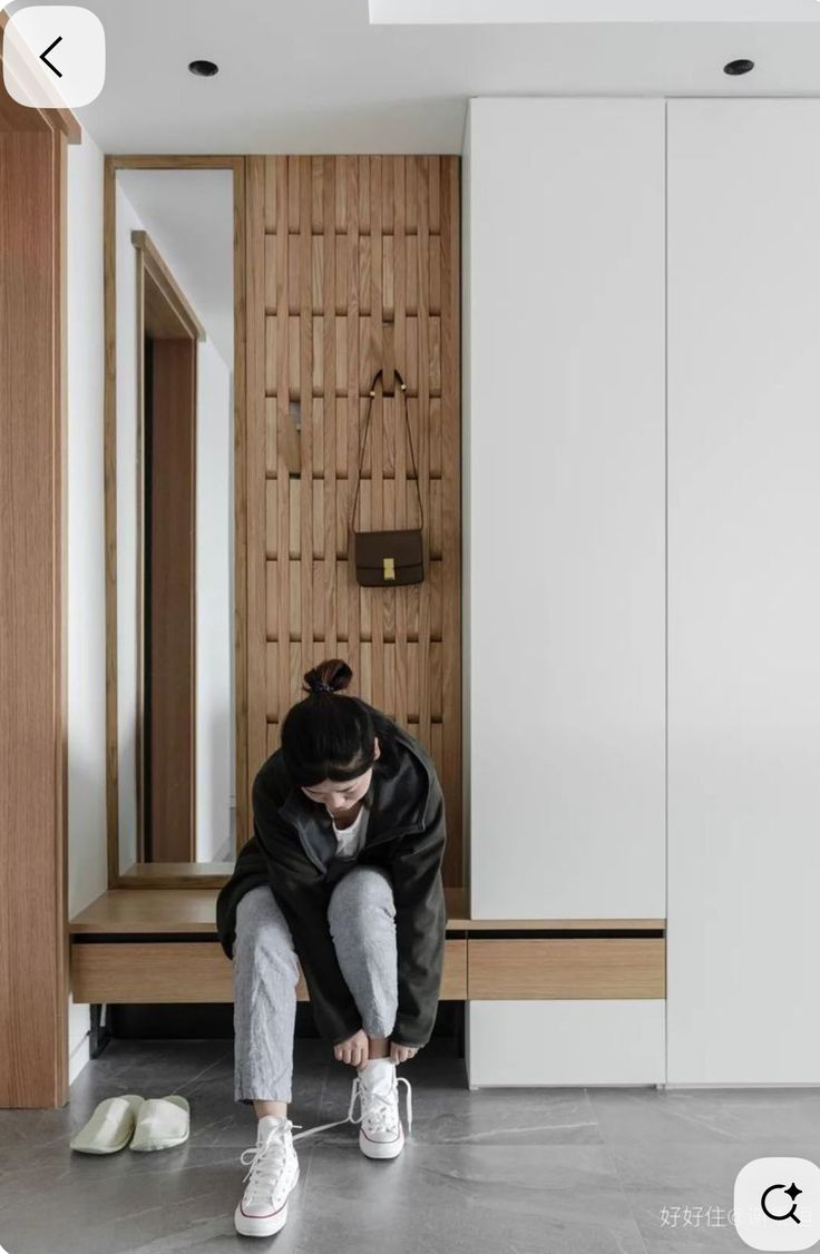 tủ giày cao kịch trần có phần ghế ngồi và gương soi