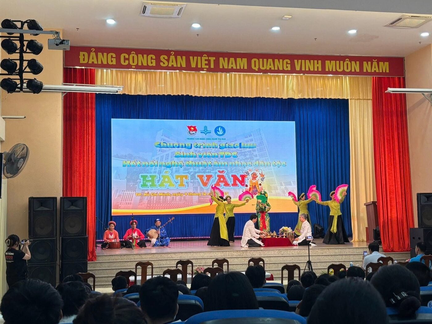 Âm thanh ánh sáng hội trường Trường Cao đẳng Công nghệ Thủ Đức trong chương trình Hát Văn
