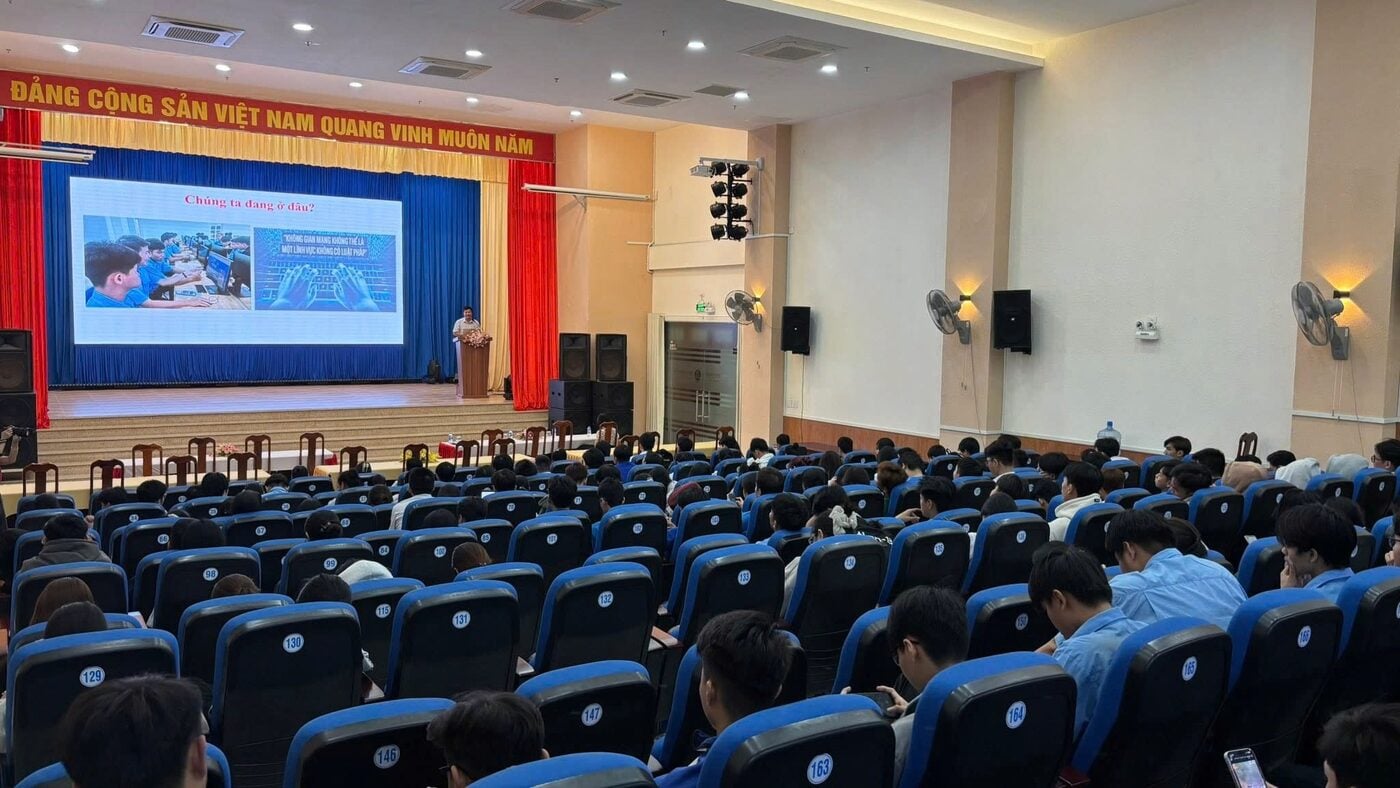 Hội trường Trường Cao đẳng Công nghệ Thủ Đức với loa rải Sunaudi S-10 treo dọc tường