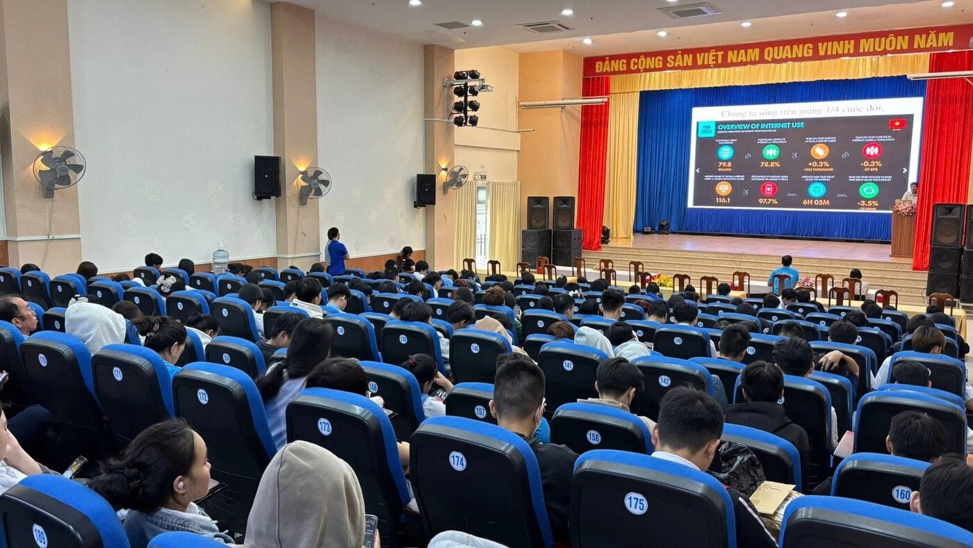 Loa rải khán phòng và loa chính Sunaudi tại hội trường Trường Cao đẳng Công nghệ Thủ Đức