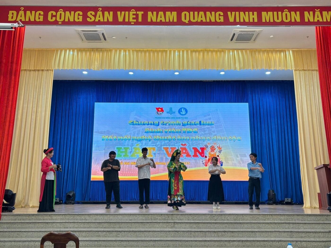 Sinh viên TDC giao lưu Hát Văn trên sân khấu hội trường