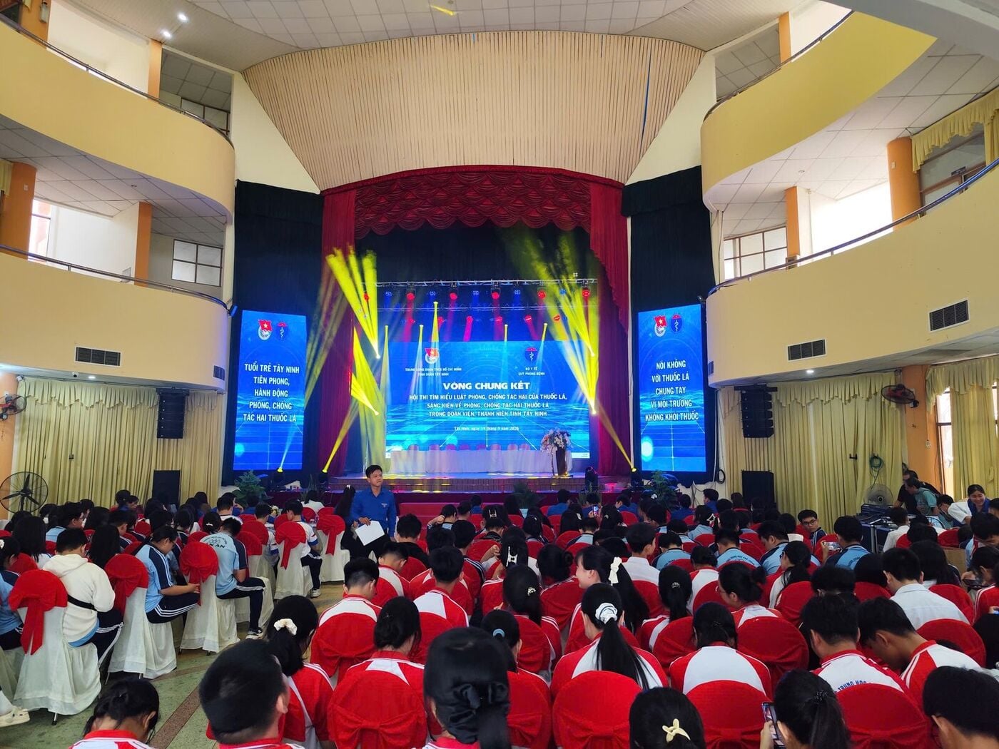 Chương trình tại Trung tâm Văn hóa Nghệ thuật tỉnh Tây Ninh với đèn sân khấu LQE