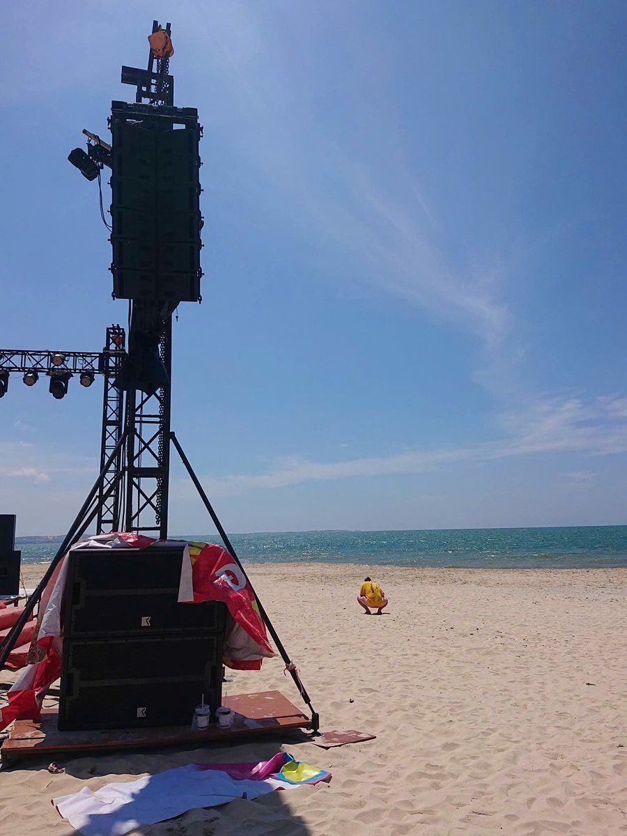 Cột treo loa line array trên sân khấu bãi biển Bình Thuận