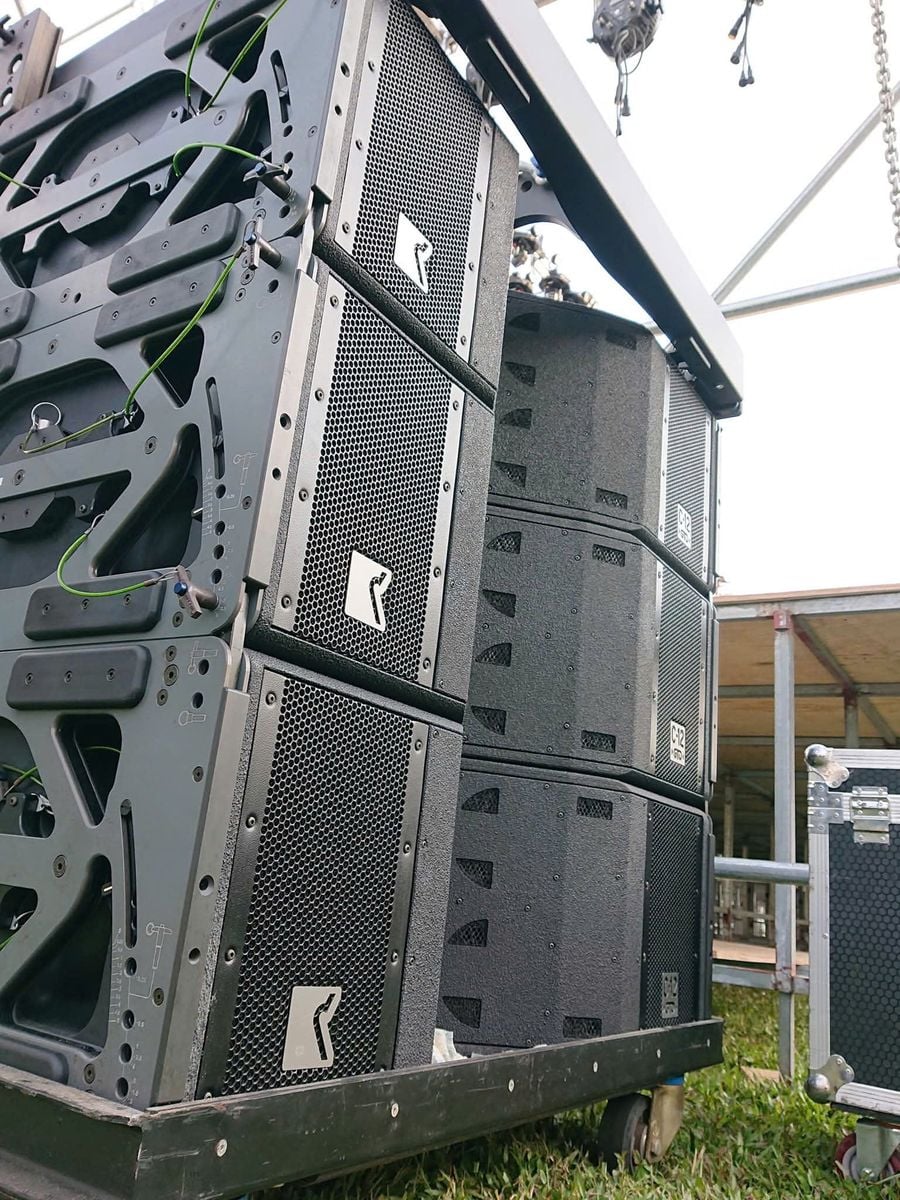 Cụm loa line array chuẩn bị treo tại sân vận động ở Bình Thuận