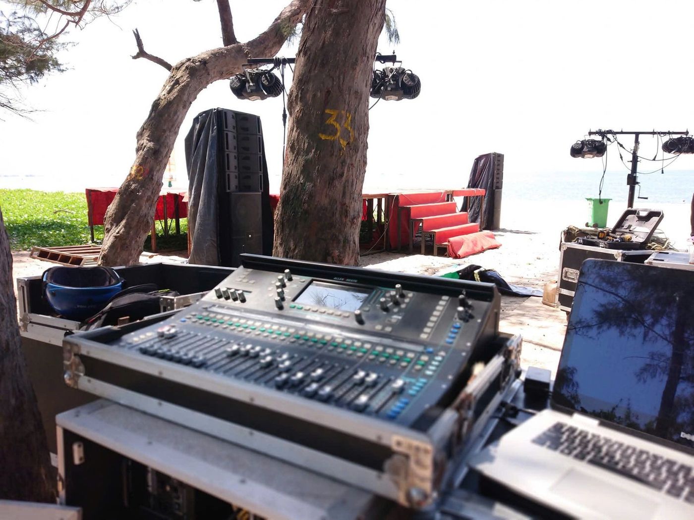 Mixer digital Allen & Heath SQ6 trong thùng lưu diễn tại bàn điều khiển sân khấu bãi biển