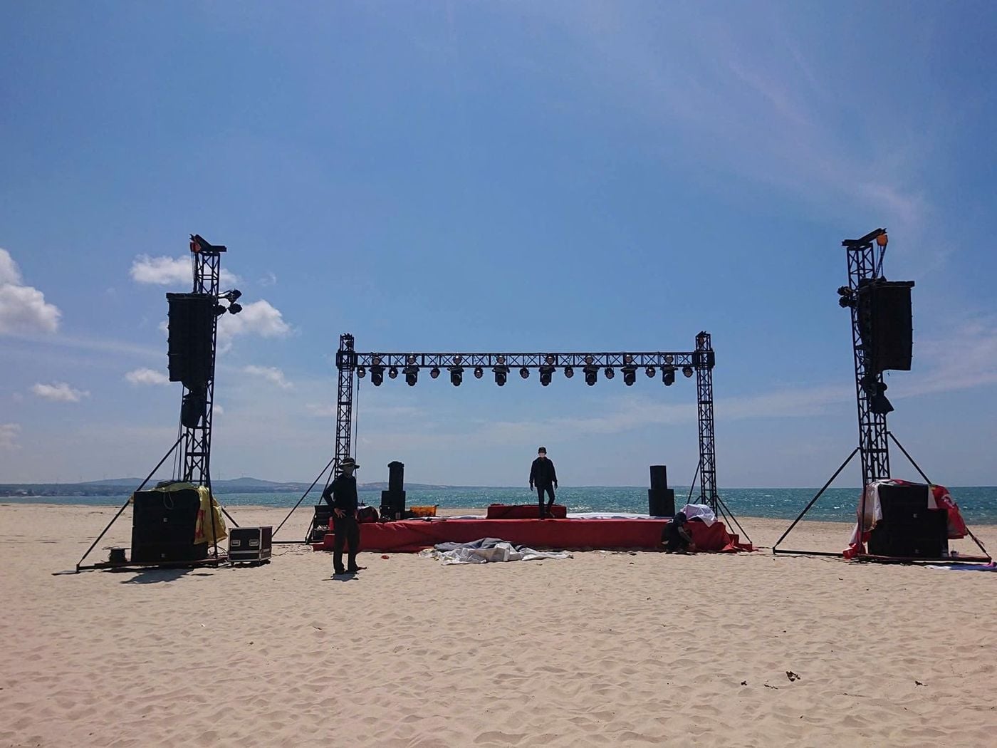 Sân khấu chương trình nghệ thuật trên bãi biển Bình Thuận với hai cột treo loa line array hai bên