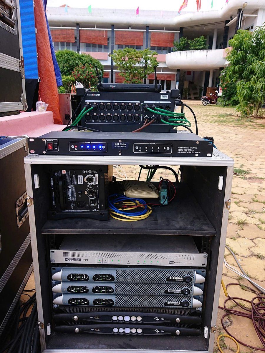 Tủ rack lưu diễn chứa bộ xử lý Outline iP24 và cục đẩy công suất tại sân khấu