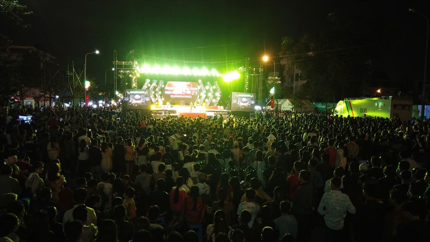 Khán giả đứng kín tuyến phố xem chương trình nghệ thuật Chào năm mới 2021 Countdown tại Bình Thuận
