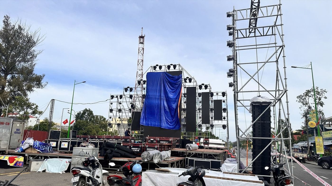 Dựng sân khấu ngoài trời tại Bình Thuận, cụm loa line array chuẩn bị treo lên giàn khung