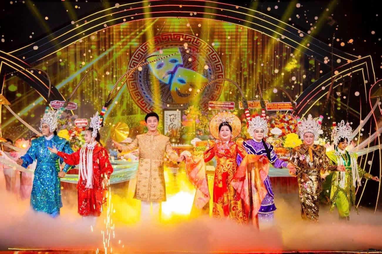 Nghệ sĩ cải lương Vàm Cỏ biểu diễn trích đoạn tuồng cổ