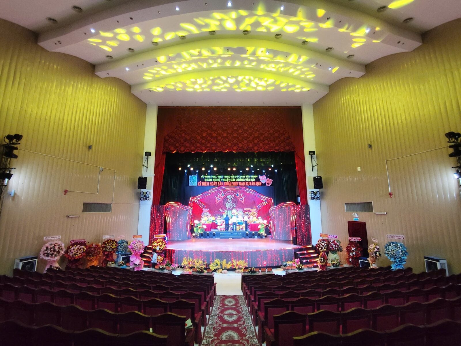 Hiệu ứng đèn beam trên trần khán phòng nhà hát