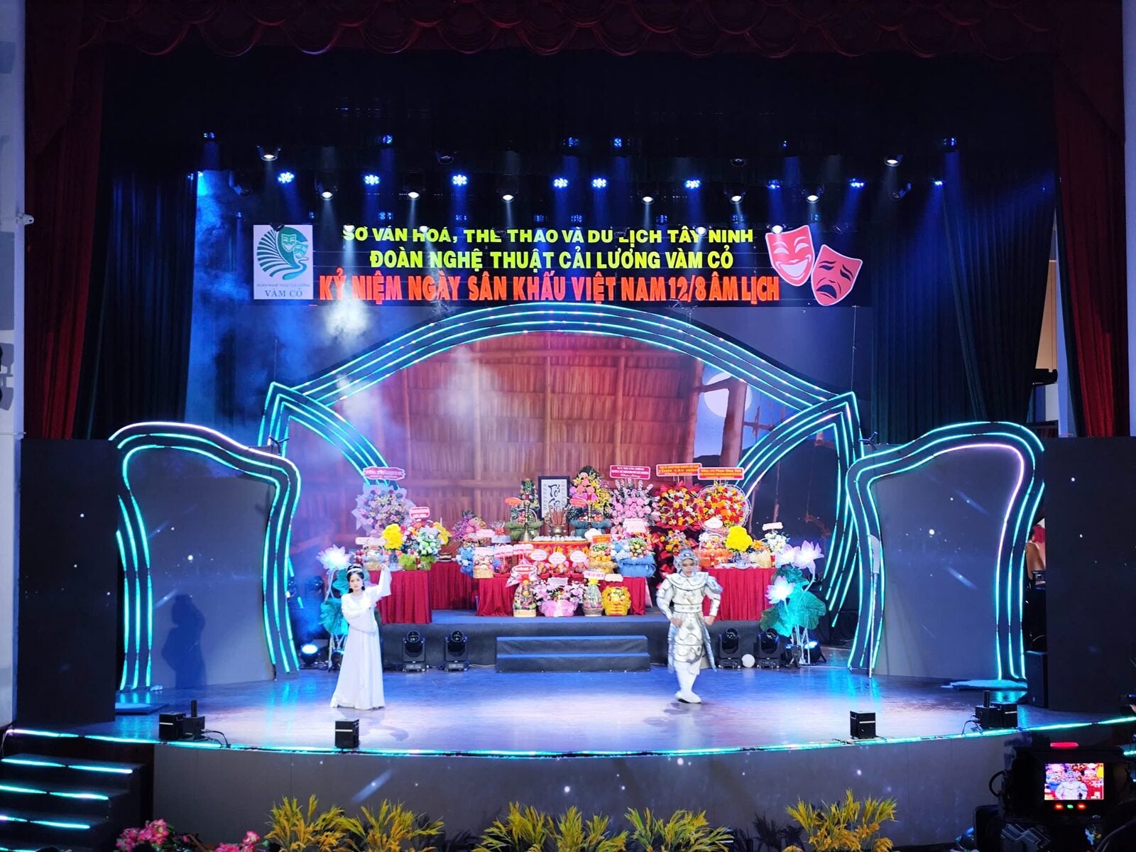 Biểu diễn cải lương với hệ thống ánh sáng mới tại nhà hát Vàm Cỏ