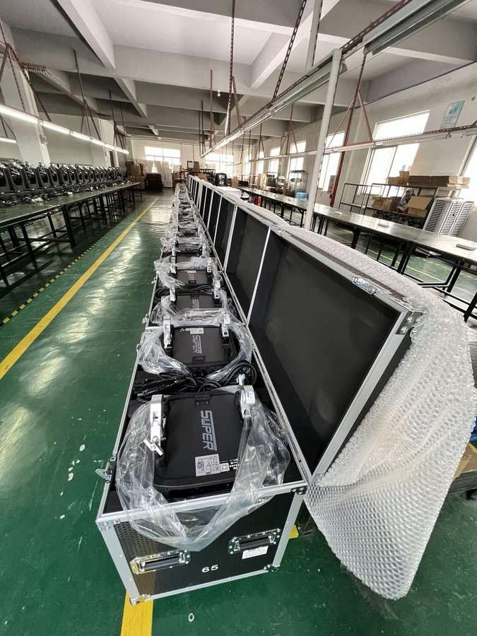 Đèn beam LQE đóng sẵn trong thùng flight case