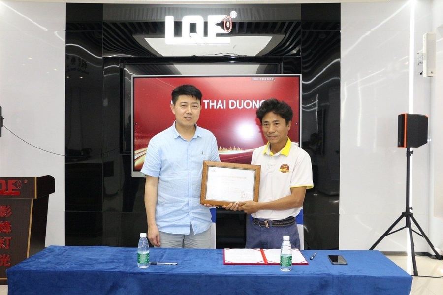 Đại diện LQE trao giấy chứng nhận nhà phân phối độc quyền cho Sunaudio